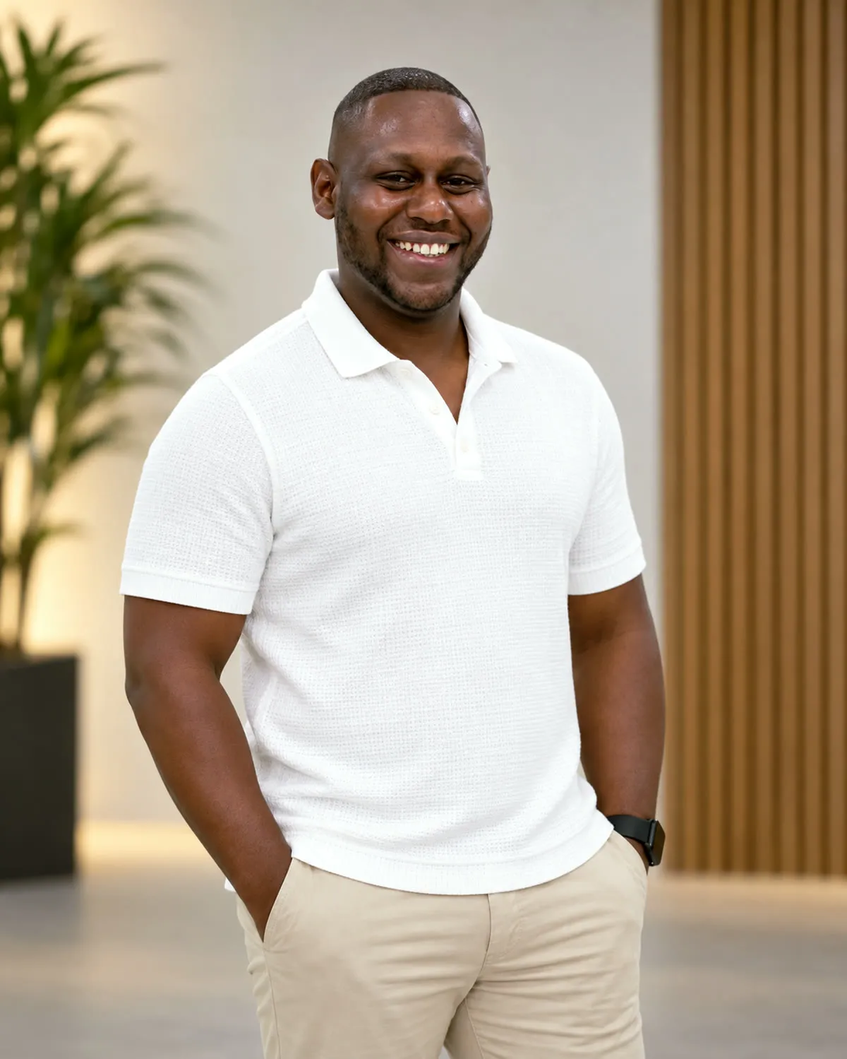 Leonardo Siqueira Souza, fundador do Souza Chaveiro, sorrindo de camisa branca